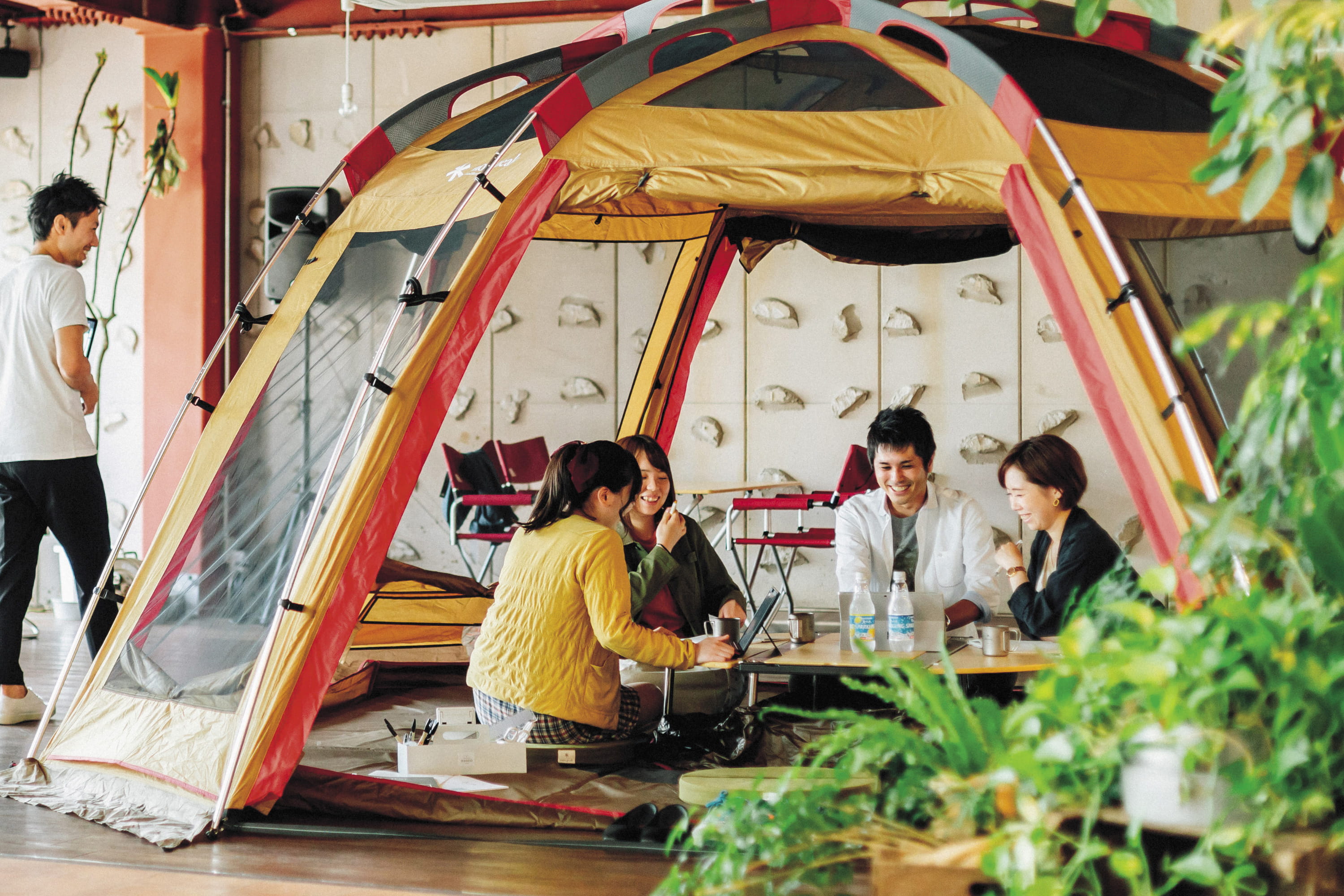 今なぜ、「オフィスにテント」を多くの企業が導入するのか。