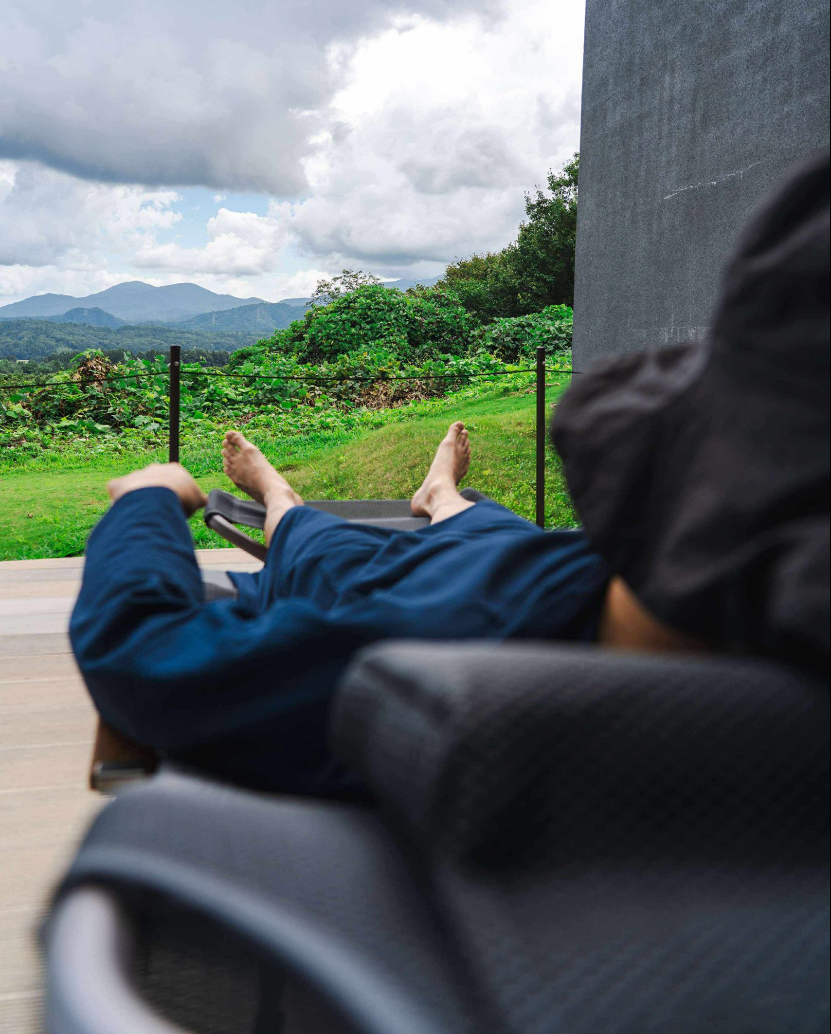 温浴・サウナ】外気浴デッキ｜リクライニングチェアワイド設置の