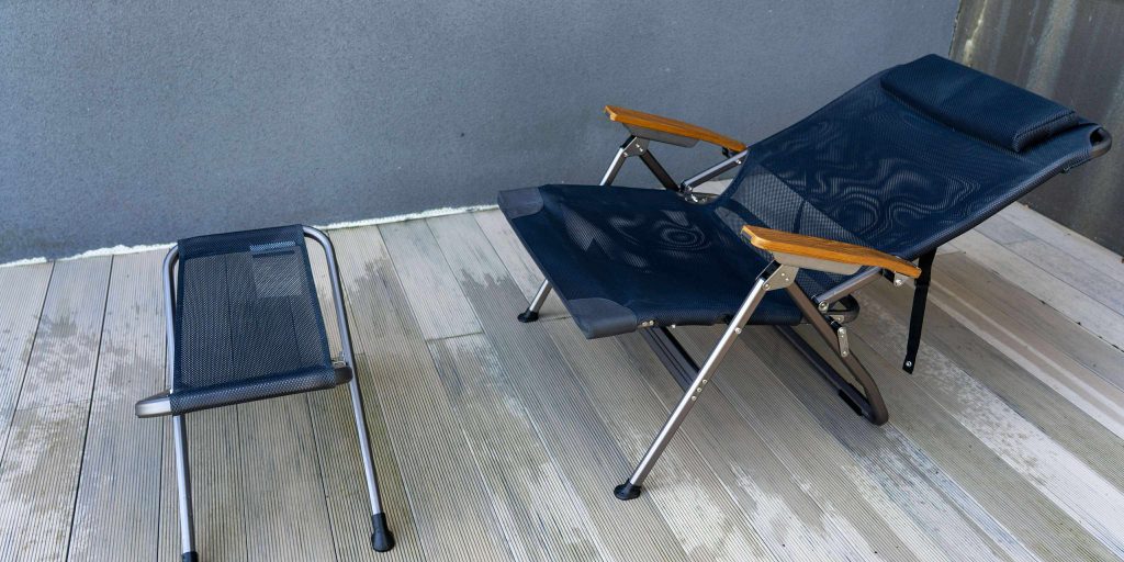 温浴・サウナ】外気浴デッキ｜リクライニングチェアワイド設置の