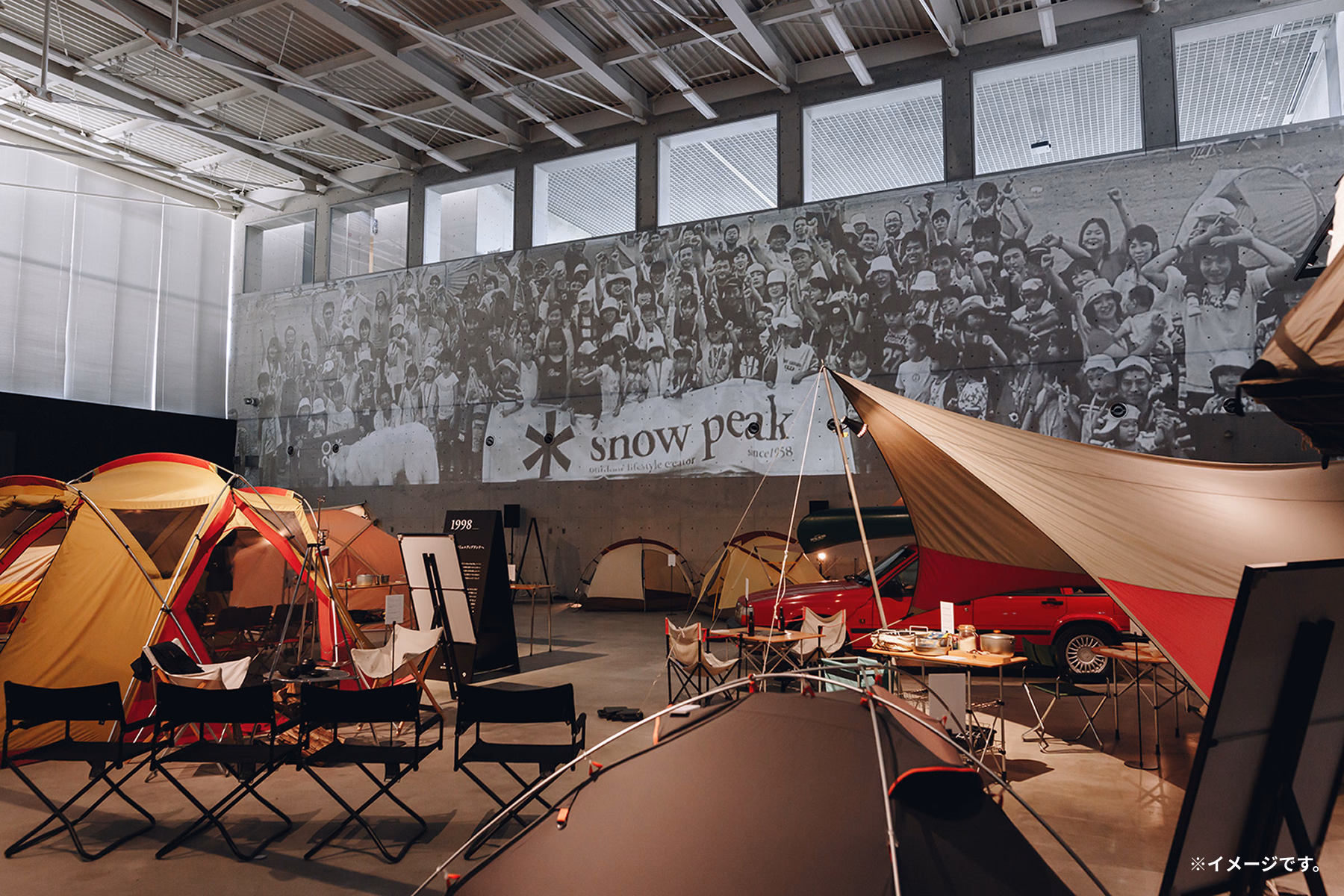 Snow Peak MUSEUM の展示空間。テントやキャンプギアが並ぶ館内